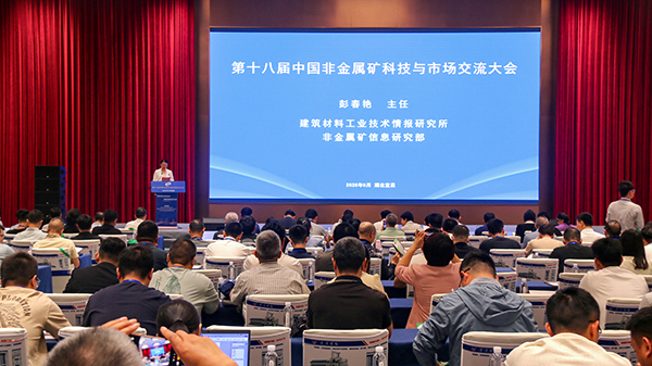從石墨到石英，頂立科技裝備領(lǐng)航非金屬礦物材料制備新方向 (1).jpg